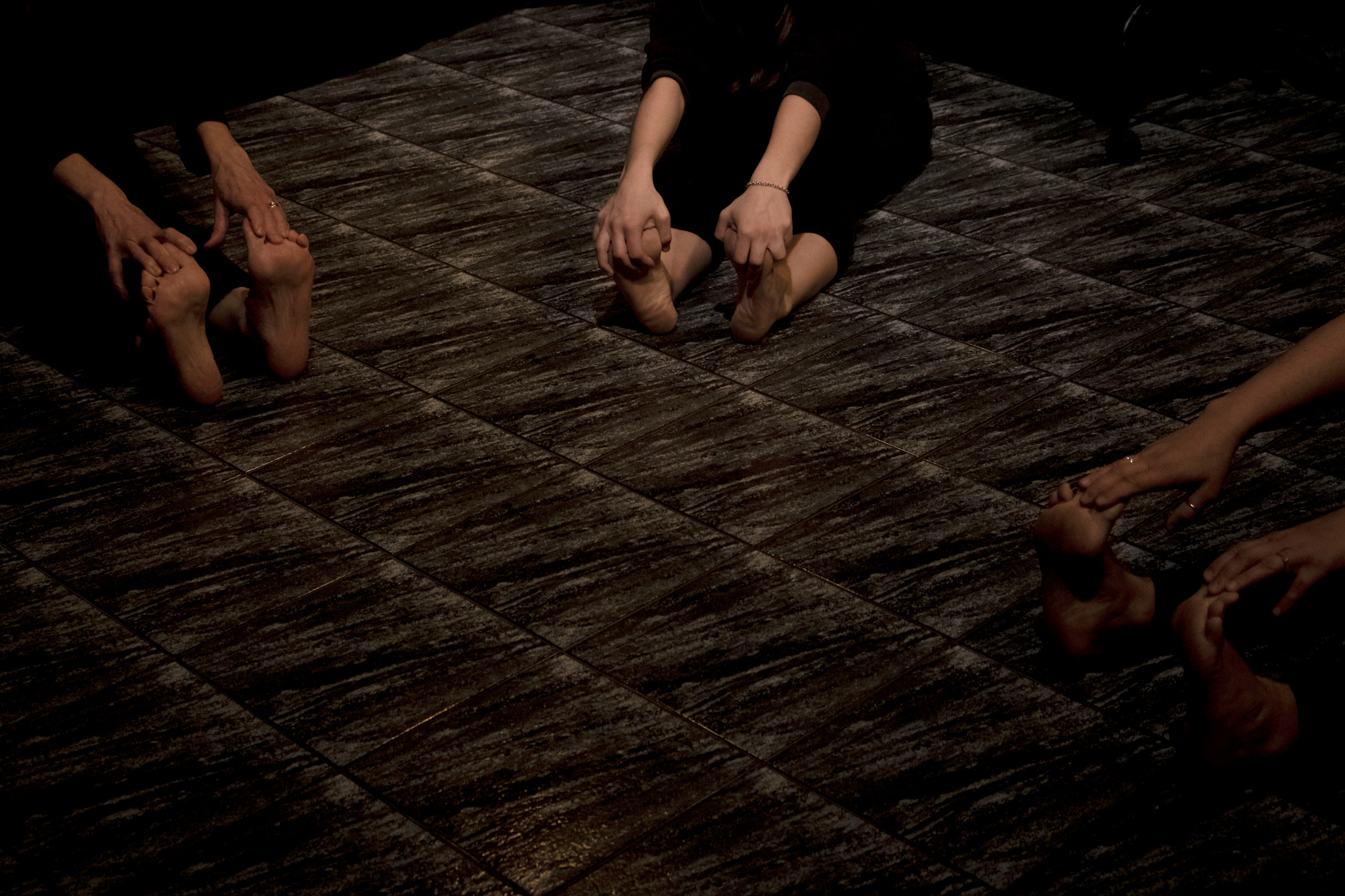 Compañeros de teatro elongando