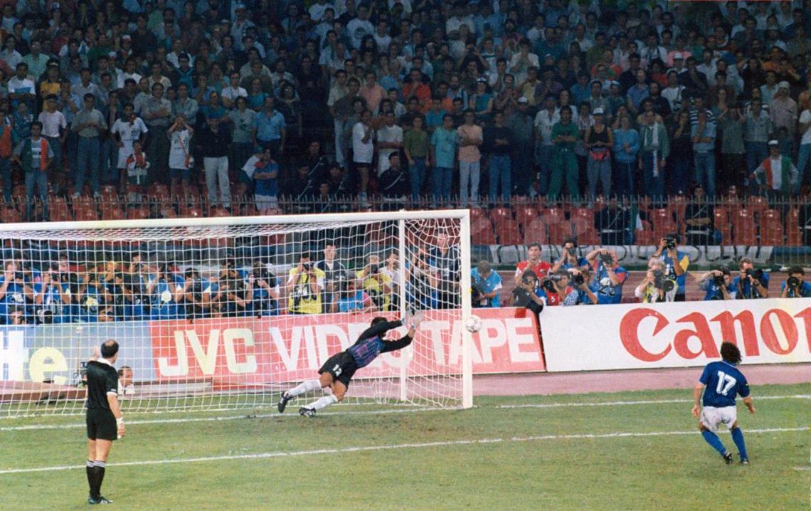 El Goyco atajando uno de los penales a Italia en el mundial Italia 90