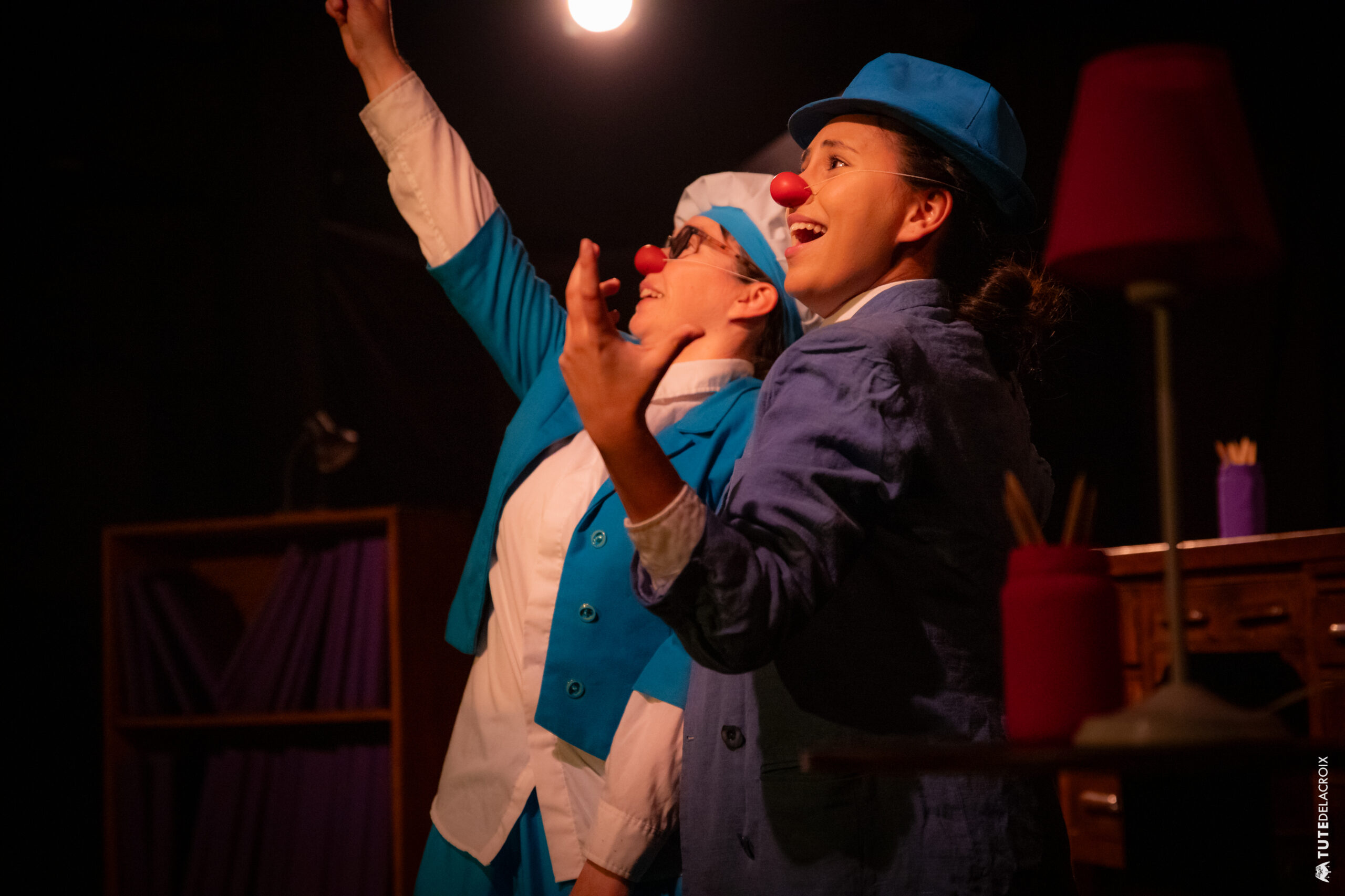 Dos payas sonriendo su idea al mundo