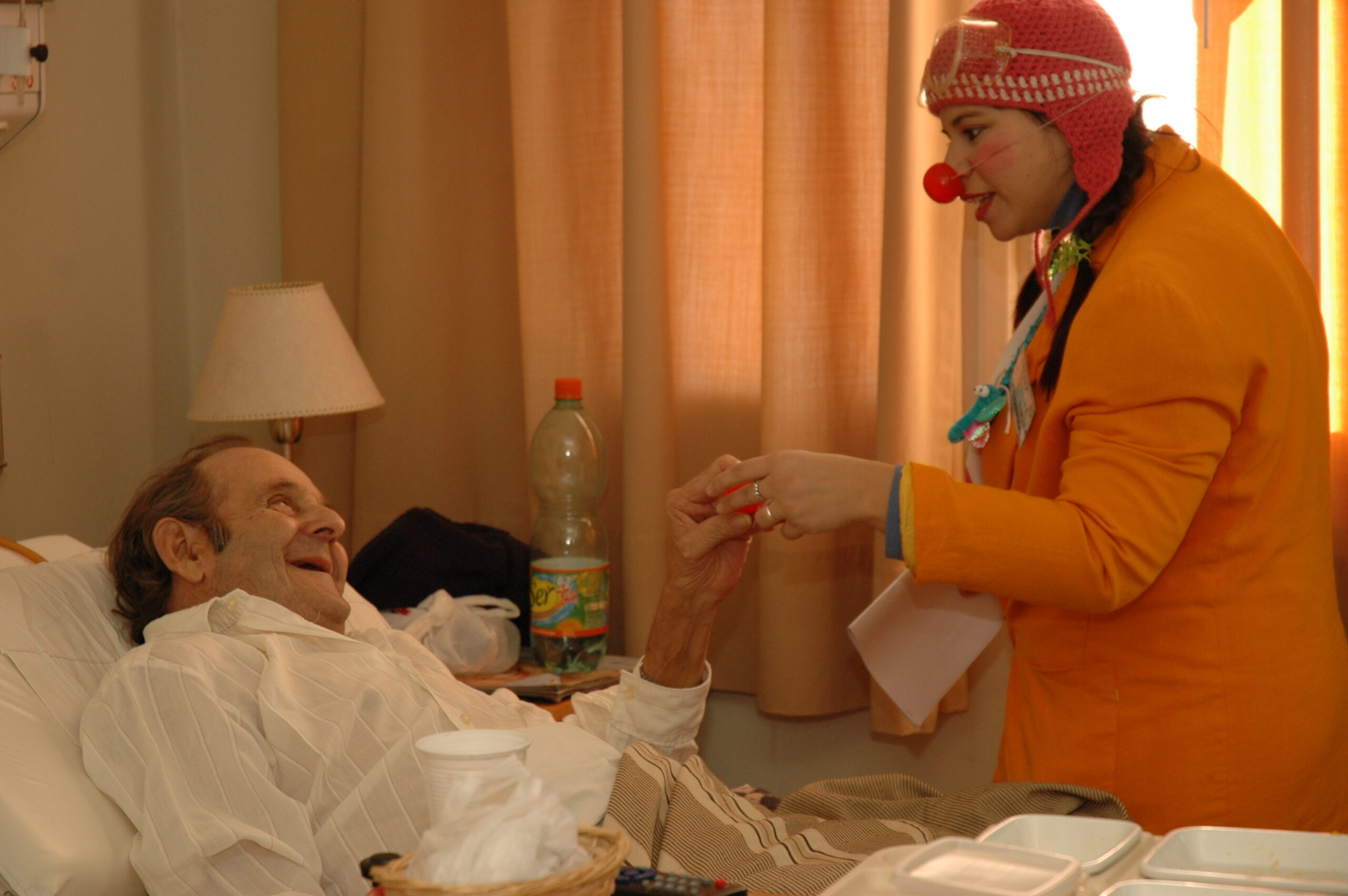 Momento de conexión de miradas entre Paya y Paciente, sonrisa que asoma.