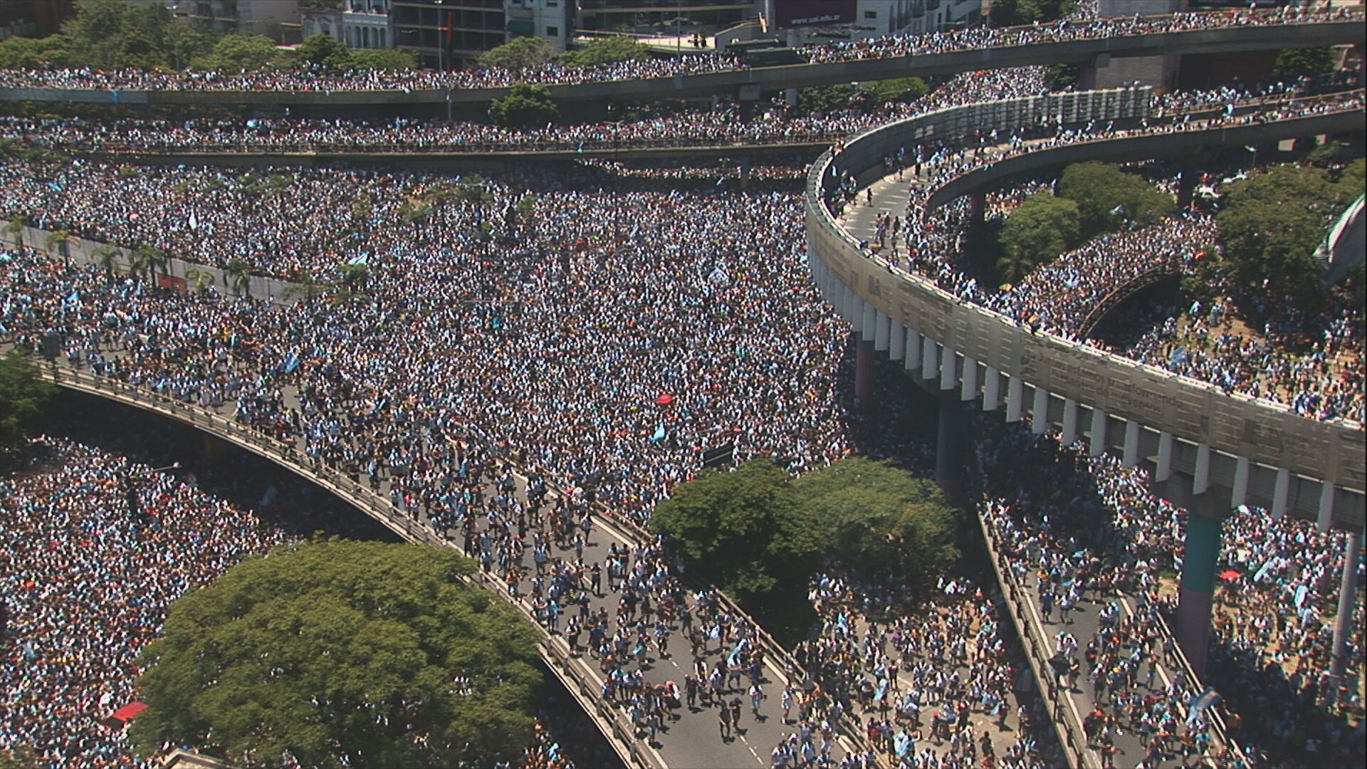 La autopista colmada de hinchas de Argentina luego de ganar el mundial 2022