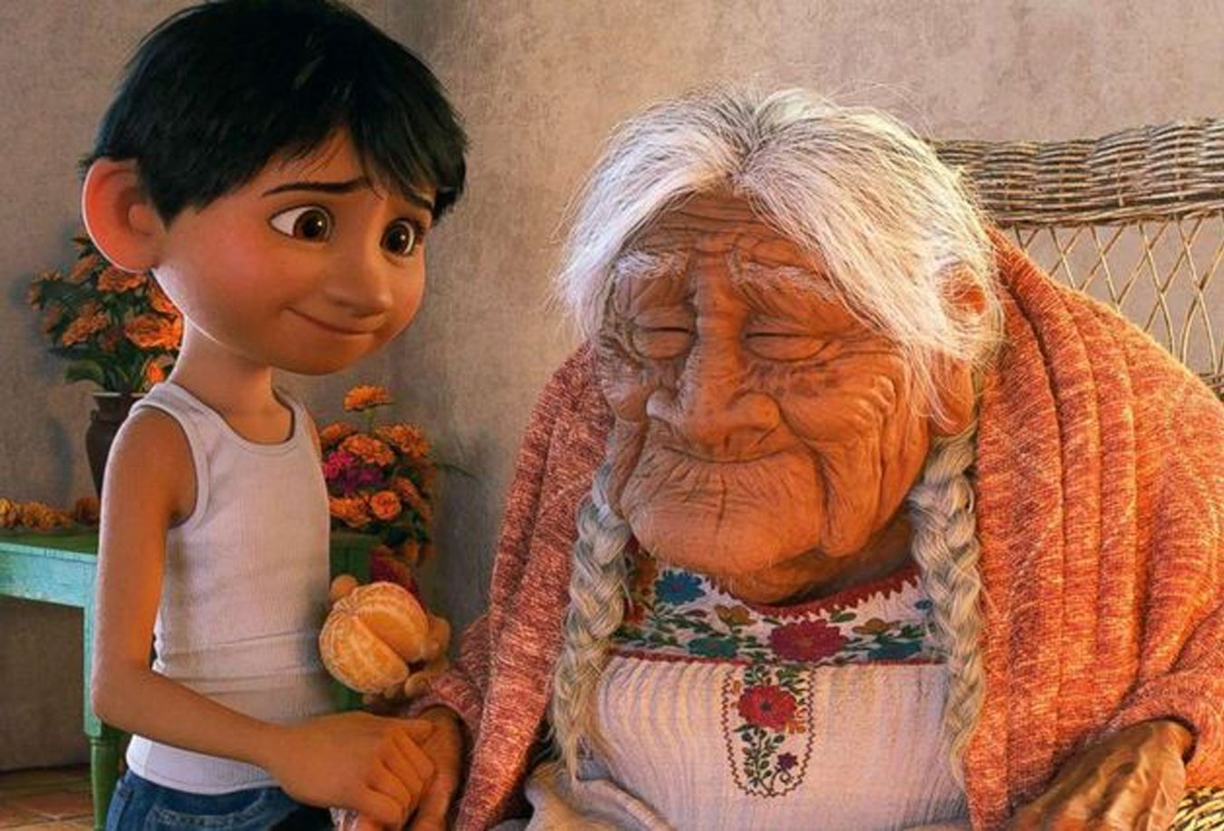 Abuela y nieto componen un momento de intimidad (de la película "Coco")