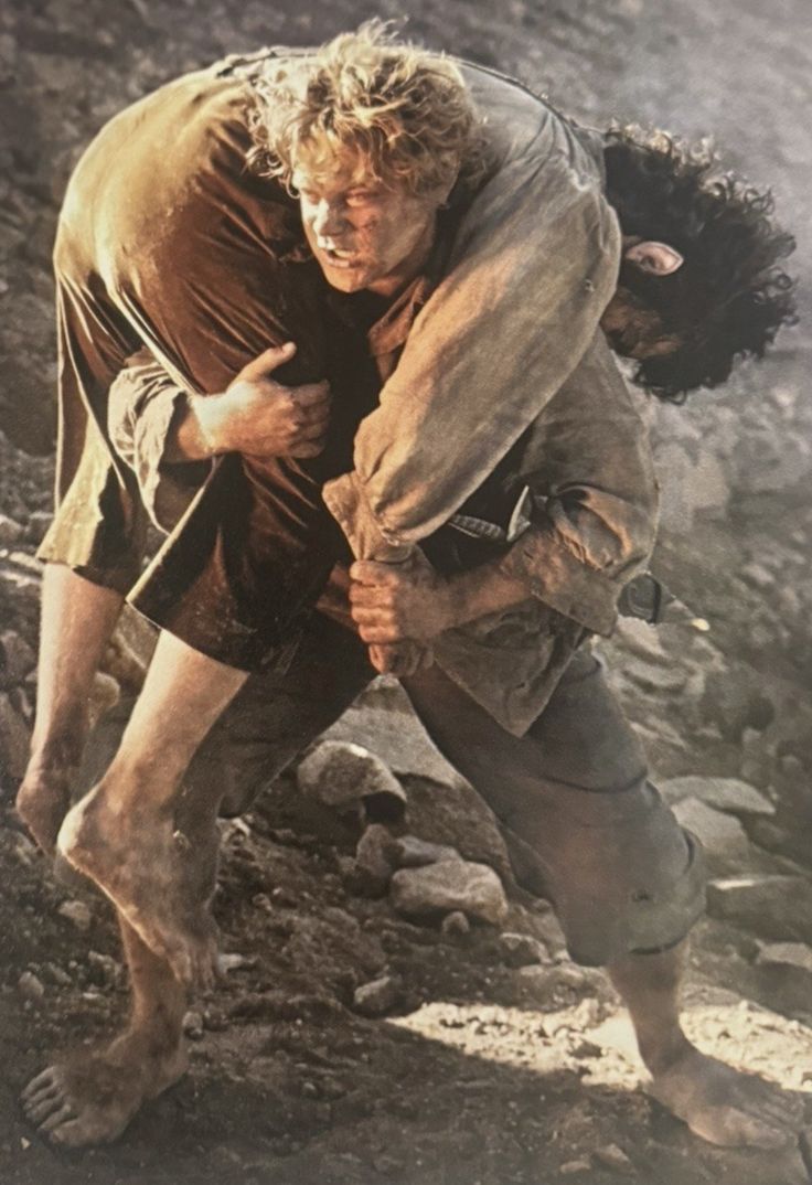 Samwise Gamgee llevando sobre su espalda a Frodo al Monte del Destino