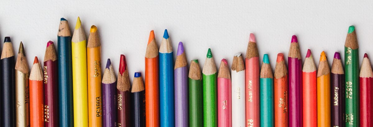 un montón de lápices de colores de distintos tamaños según la cantidad de uso
